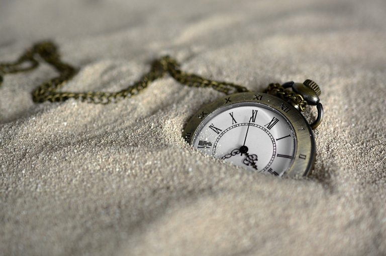 zegarek w piasku