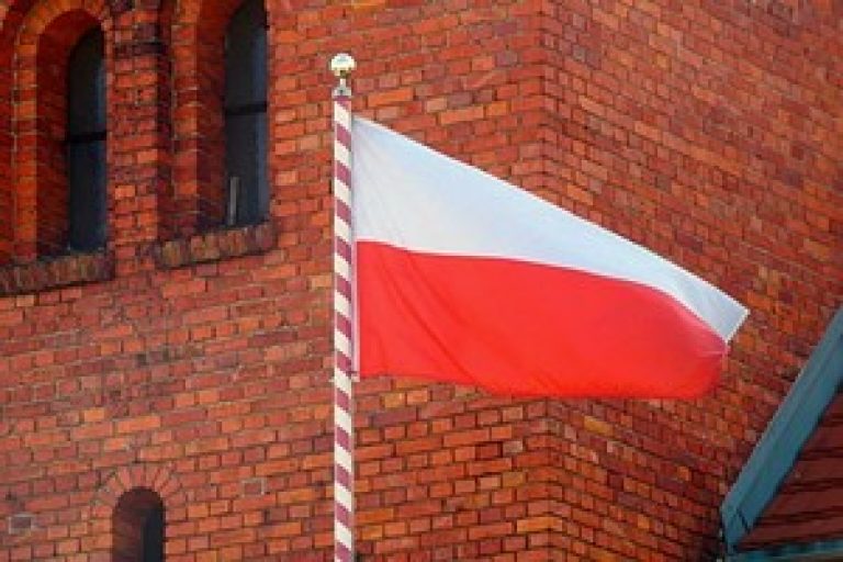 Flaga Polski na maszcie - zdjęcie