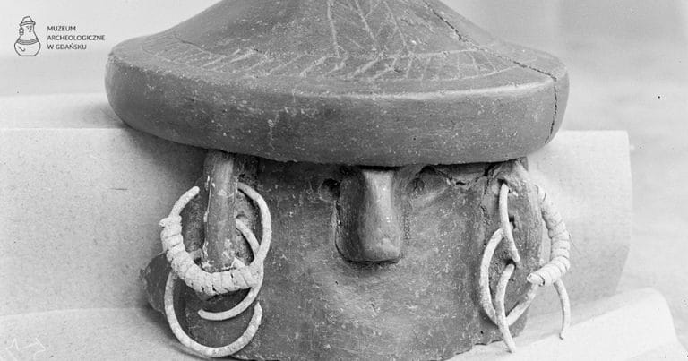 Fragment popielnicy twarzowej z pokrywą odkrytej w 1932 r. w Mierzynie, gm. Gniewino, woj. pomorskie