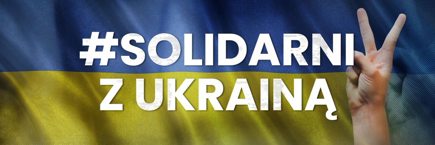Flaga Ukrainy z napisem "Solidarni z Ukrainą" i dłonią w geście zwycięstwa.