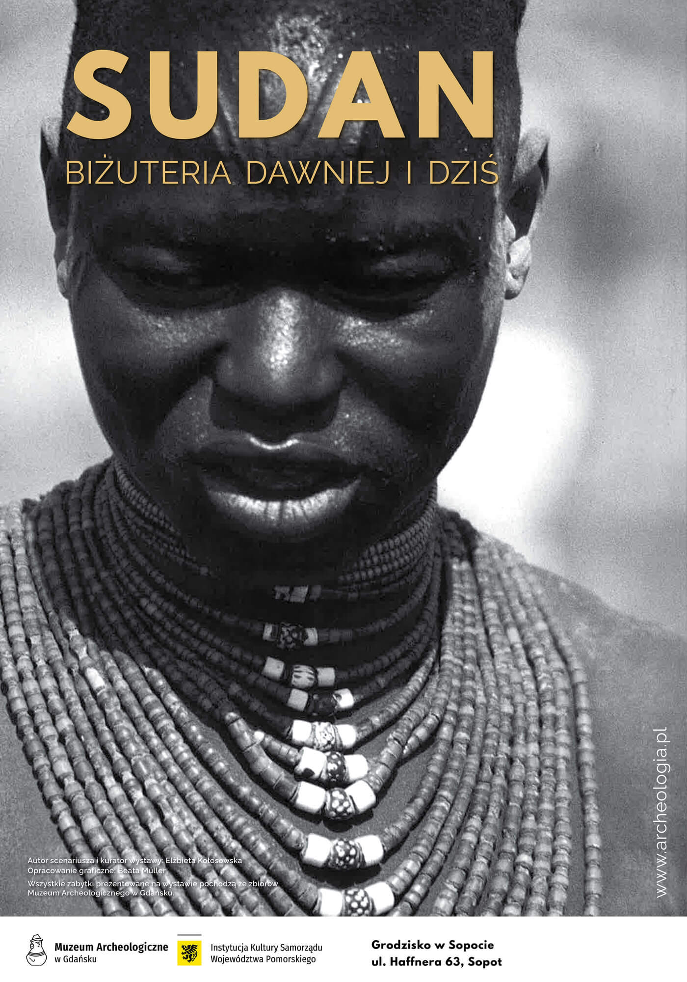 Plakat przedstawia monochromatyczne zdjęcie czarnoskórej kobiety, rdzennej mieszkanki Afryki. Kobieta jest ozdobiona naszyjnikiem w formie wielu pętli koralików sięgających od szyi aż do piersi.