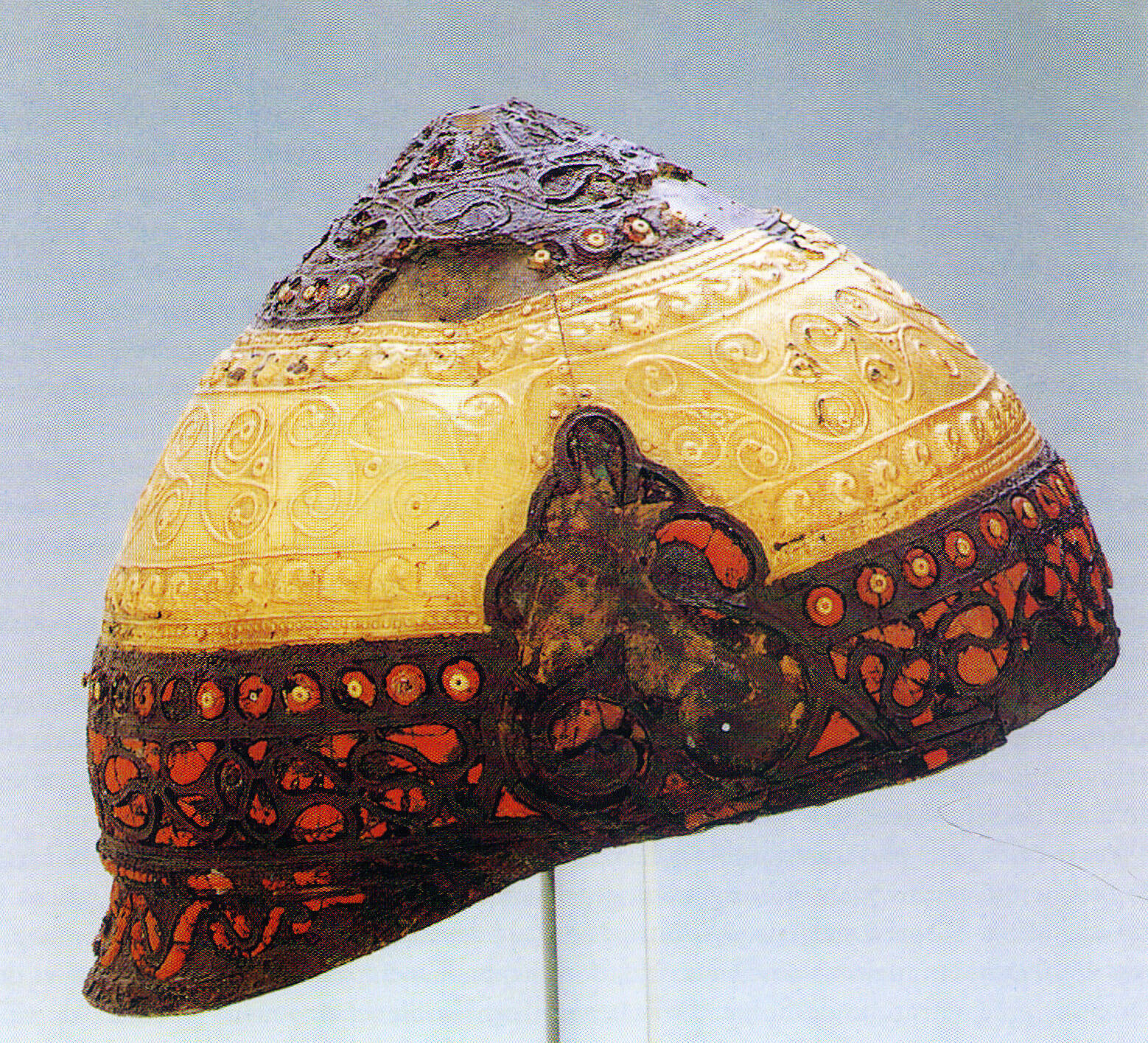 Helm celtycki zdobiony zlotem i czerwona emalia
