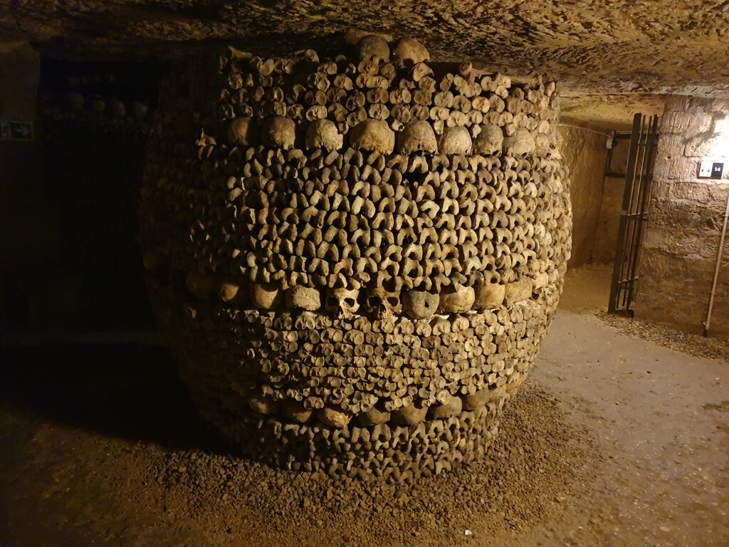 Krypta Pasji w katakumbach paryskich, a w niej "rotunda piszczeli" wykonana z czaszek, kości udowych i piszczelowych. Fot. A. Pudło.